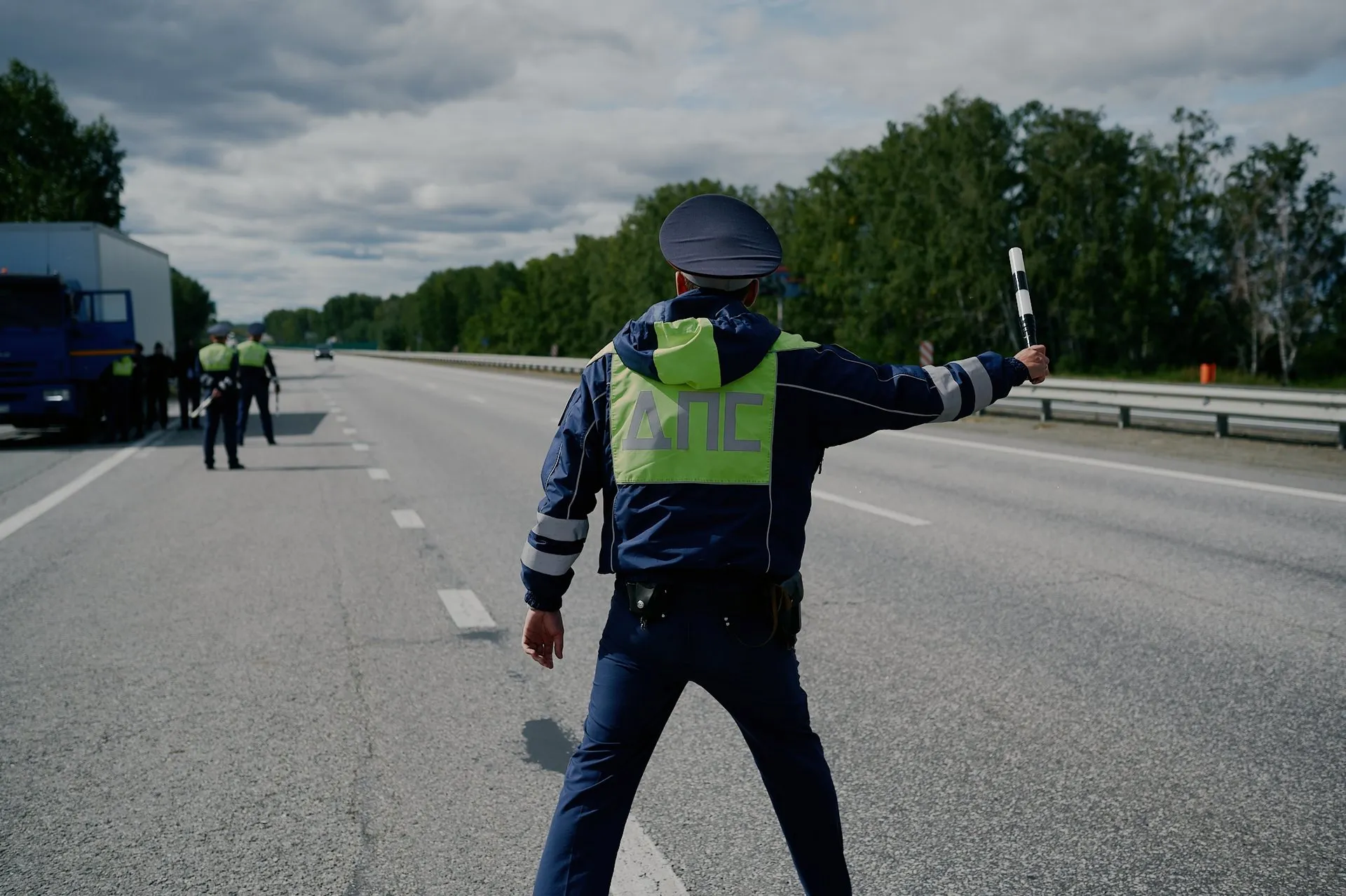 Дорога не прощает ошибок 29 аварий произошло в Челябинской области за выходные За прошедшие выходные в Челябинской области произошло 29 аварий В них погибли 7 человек а еще 28 пострадали шестеро из них в тяжелом состоянии Среди травмированных 10 детей Такую страшную статистику озвучил начальник Госавтоинспекции Челябинской области Иван Путков Большая часть ДТП произошла из за превышения скорости неправильного выбора дистанции и несоблюдения очередности проезда Некоторые водители были пьяными или без прав Водители обязаны соблюдать правила дорожного движения и осознавать ответственность перед своими детьми и другими участниками дорожного движения Будьте внимательны на дороге выбирайте безопасную скорость пристегивайтесь ремнями безопасности и не садитесь за руль в нетрезвом состоянии Помните дорога не прощает ошибок обратился к водителям Челябинской области Иван Путков