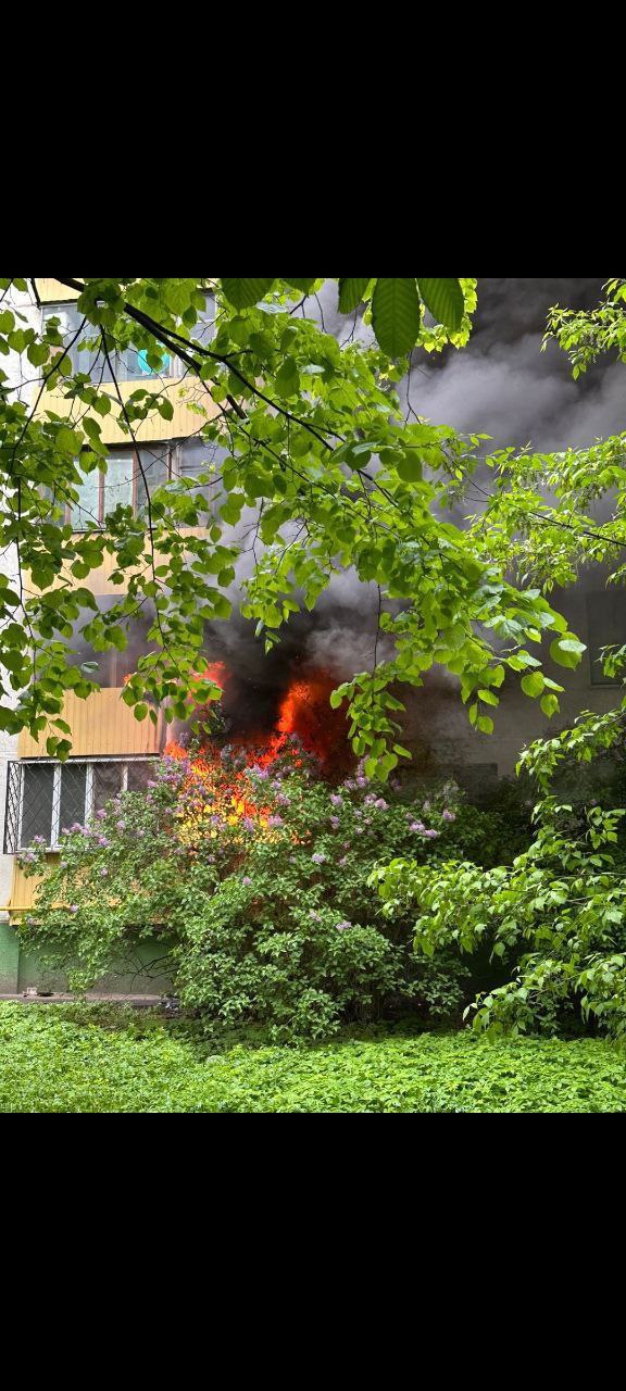 Серьезный пожар в доме на улице Полбина. Загорелся балкон на 1-м этаже, затем пламя пошло вверх, в подъезде нечем дышать. Пожарные следуют на место. UPD: уже проследовали и ликвидировали. Горела мебель на площади 15 кв. метров в квартире на первом этаже.