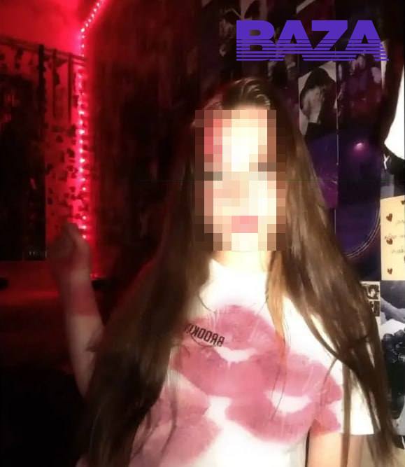 Одна из девочек притворилась мертвой после того, как нападавший ударил её ножом. Это спасло ей жизнь. По данным «Базы», одной из первых пострадавших во время поножовщины в на подростковой вечеринке в Байкальске стала 15-летняя Вероника. Однако девушка смогла выжить благодаря тому, что притворилась мёртвой. После того как Михаил ушёл в другую комнату, Вероника выбежала на улицу и побежала к соседям за помощью. Именно они и вызвали полицию. Ещё одной девочке, 14-летней Вике, удалось спастись уже перед самым взрывом. Девочка находилась в доме до последнего и смогла оттуда выбежать, только когда увидела, что Михаил открывает газ. При этом, по данным «Базы», большинство родителей не знали, где находятся их дети. Многие из них соврали, что останутся у кого-то из своих друзей. Так, например, Вика говорила, что останется у двоюродной сестры, а 14-летний Руслан он сейчас находится в тяжёлом состоянии сказал родителям, что поедет к бабушке с дедушкой. Подписывайтесь, это Baza