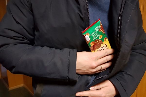 Улан удэнец стащил из магазина 14 плиток шоколада Кнопка тревожной сигнализации сработала днём в продуктовом магазине в посёлке Восточный в Улан Удэ На место выехали сотрудники вневедомственной охраны Росгвардии Выяснилось что мужчина сложил в свою поясную сумку шоколад а потом прошёл мимо кассы не оплатив товар 40 летнего жителя Улан Удэ доставили полицию У него изъяли 14 плиток шоколада которые горожанин планировал продать