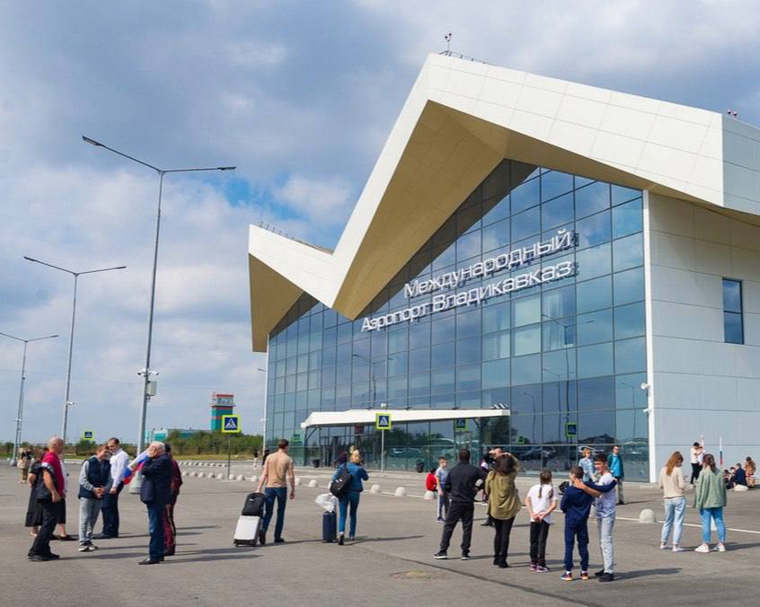 Из аэропорта Владикавказ возобновляются прямые рейсы в Шарм эш Шейх С сегодняшнего дня авиакомпания Уральские авиалинии возобновляет еженедельные рейсы из Осетии в Египет Рейсы будут выполняться каждую субботу сообщает заместитель министра экономического развития республики Тамерлан Хлоев Кроме того авиакомпания Победа сохранит три рейса в неделю в Стамбул сообщает region15 ru