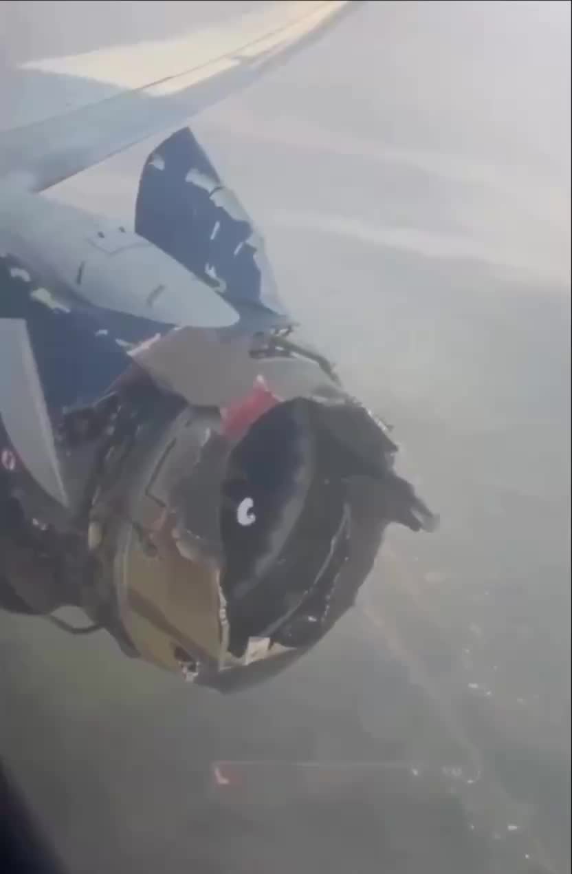 Экстренная посадка Boeing 737 Arik Air в Бенине после отказа двигателя