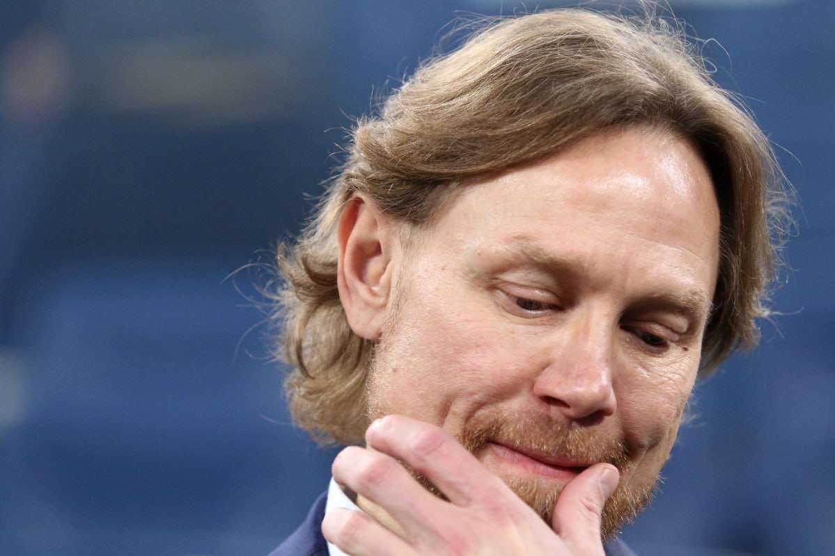 Сборная России потеряла три строчки в рейтинге ФИФА Мужская сборная России опустилась с 33 го на 36 е место в обновленной версии рейтинга Международной федерации футбола ФИФА и расположилась между Уэльсом и Кот д Ивуаром Это худшее место России в рейтинге с февраля 2024 года когда она была 38 й На позицию команды Валерия Карпина и ряда других сборных повлияли результаты завершившегося в Марокко Кубка африканских наций После этого турнира дошедшая до финала сборная Марокко прибавила три строчки и стала восьмой победитель турнира Сенегал поднялся на семь мест и стал 12 м а обладатель бронзы Нигерия взлетела на 12 мест и стала 26 й Global Look Press Подписаться на РБК Спорт