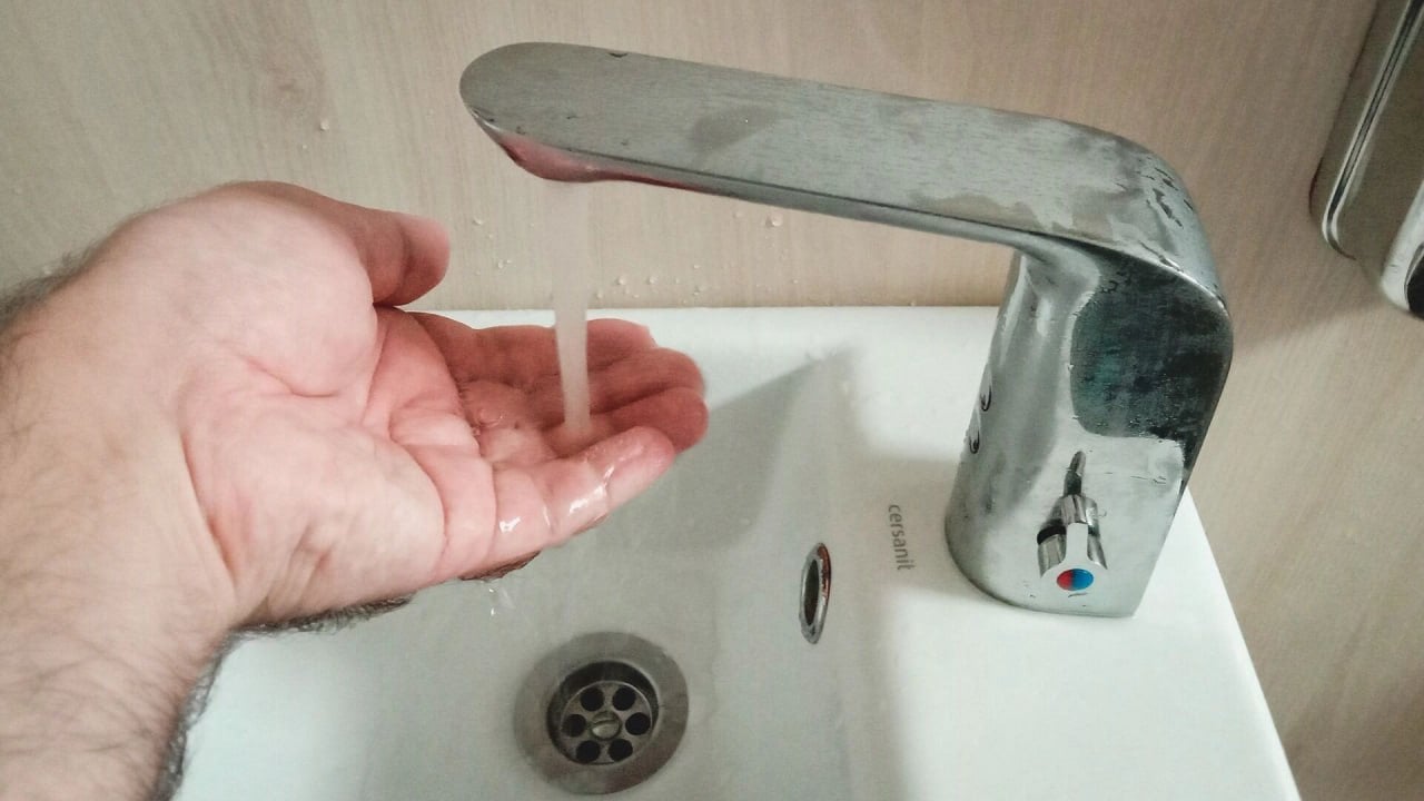 Волгоградцы срочно запасаются водой  Холодную воду отключат 2 и 4 июня в Ворошиловском районе. Оба дня отключение будет действовать с 09:00 до 23:00. В список отключений войдут улицы Кузнецкая, Елисеева, Гродненская, Детская, Поворинская и другие, подробнее можно узнать здесь. Ограничение введут в связи с переврезкой и подключением водовода.            Подписаться
