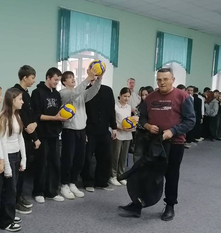 Радостной новостью поделились ребята из петроввальской школы 56 Недавно в первенстве по волейболу среди юношей общеобразовательных учреждений команда школы 56 г Петров Вал одержала уверенную победу Два года ребята тренировались под руководством тренера преподавателя ДЮСШ Камышинского района Александра Владимировича Дукарта который сейчас находится в зоне СВО В качестве поощрения Александр Владимирович передал команде волейбольные мячи выразив ребятам поддержку и благодарность за силу духа и стремление к новым достижениям и победам Мы гордимся такими наставниками как Александр Владимирович и рады видеть как растут юные спортсмены Сегодня они продолжают результативно тренироваться у тренера преподавателя ДЮСШ С Н Топоркова Спасибо нашим наставникам за самоотверженность и преданность делу в воспитании будущих чемпионов рассказали в образовательном учреждении и поделились фото