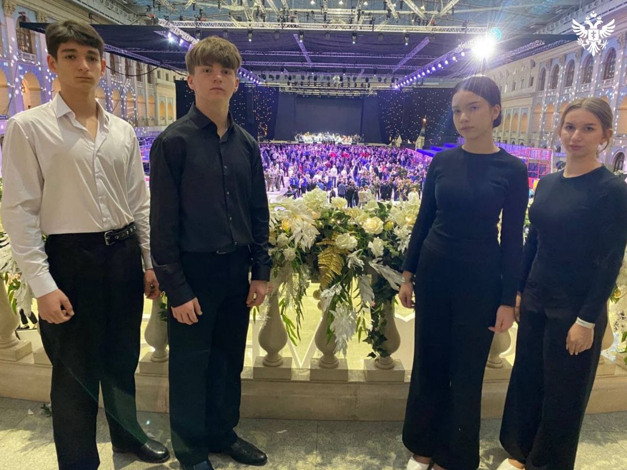 Кадеты из Скадовска представили область на Кремлевском кадетском балу в Москве Делегация кадетов Скадовской школы 1 поучаствовала в десятом Международном благотворительном Кремлевском кадетском балу в Москве Мероприятие прошло в выставочном комплексе Гостиный двор Помимо участия в официальной программе бала для кадетов организовали культурную программу Они посетили Красную площадь и Покровский собор осмотрели выставки на ВДНХ и провели время на катке Кроме того в День Героев Отечества кадеты написали письма поддержки для военнослужащих участников специальной военной операции Это бесценный опыт для нашей молодежи Они видят масштаб страны чувствуют причастность к ее истории и современным традициям Но самое главное наши кадеты показали себя настоящими патриотами которые не только учатся быть защитниками но и уже сейчас дарят свое внимание и поддержку тем кто сегодня на передовой отметил глава Скадовского округа Александр Дудка Кремлевский бал проводится при поддержке Министерства просвещения России и ветеранских организаций Сайт ВК ОК MAX Администрация Херсонская область VGA Kherson SALDO VGA