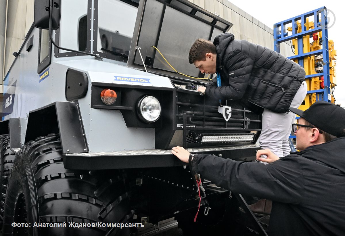 Водителям с правами категории B С и D могут разрешить управлять тяжелыми вездеходами болотоходами и багги отдельные удостоверения тракториста машиниста будут не нужны Снять ограничение предложил сенатор Андрей Кутепов в законопроекте который поддержало правительство Господин Кутепов считает что в силу объективных причин в России сейчас активно развивается внутренний туризм в том числе на дикой природе в связи с чем популярность набирают поездки на внедорожной технике Эту отрасль нужно развивать в том числе законодательно считает сенатор Ъузнал