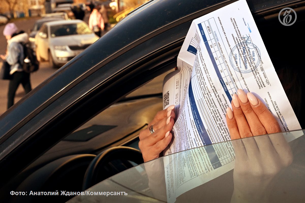 С начала года доля краткосрочных полисов выросла до 14 всего рынка ОСАГО Основной рост обеспечили таксисты и автолюбители редко пользующиеся своими машинами так как подобные полисы дают им существенную экономию Для страховщиков выгоды подобных полисов не столь однозначны средние выплаты по ним меньше чем по более долгосрочным продуктам но и премия по ним также невысока Подробнее в материале Ъ Подписывайтесь на Ъ Оставляйте бусты