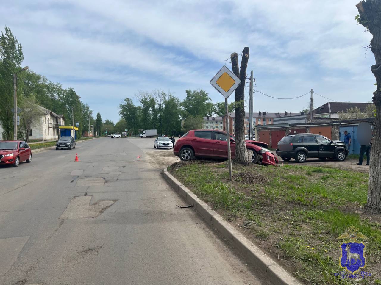 В Отрадном произошло ДТП: женщина-водитель попала в больницу Сотрудники полиции работали на месте ДТП, произошедшего 5 мая 2025 года около 14:50 на улице Новокуйбышевской в Отрадном. По предварительным данным, 55-летняя женщина, управлявшая автомобилем Peugeot, при выезде со второстепенной дороги на улицу Буровиков не предоставила преимущество автомобилю Hyundai Tucson. В результате произошло столкновение. Водитель Peugeot получила травмы и была госпитализирована. Сотрудники Госавтоинспекции устанавливают все обстоятельства аварии, опрашивают участников и очевидцев происшествия. : ГУ МВД России по Самарской области