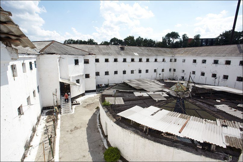 Заключенный сбежал из под конвоя в Кишиневе Силовики прозевали зэка пока вели его в суд из тюрьмы 13 на слушание по уголовному делу Судя по всему беглец проявил недюжинную смекалку и хитрость полицейские понятия не имеют где он находится В Генинспекторате не раскрыли подробности Лишь отметили что проверят сотрудников на знание правил сопровождения арестантов