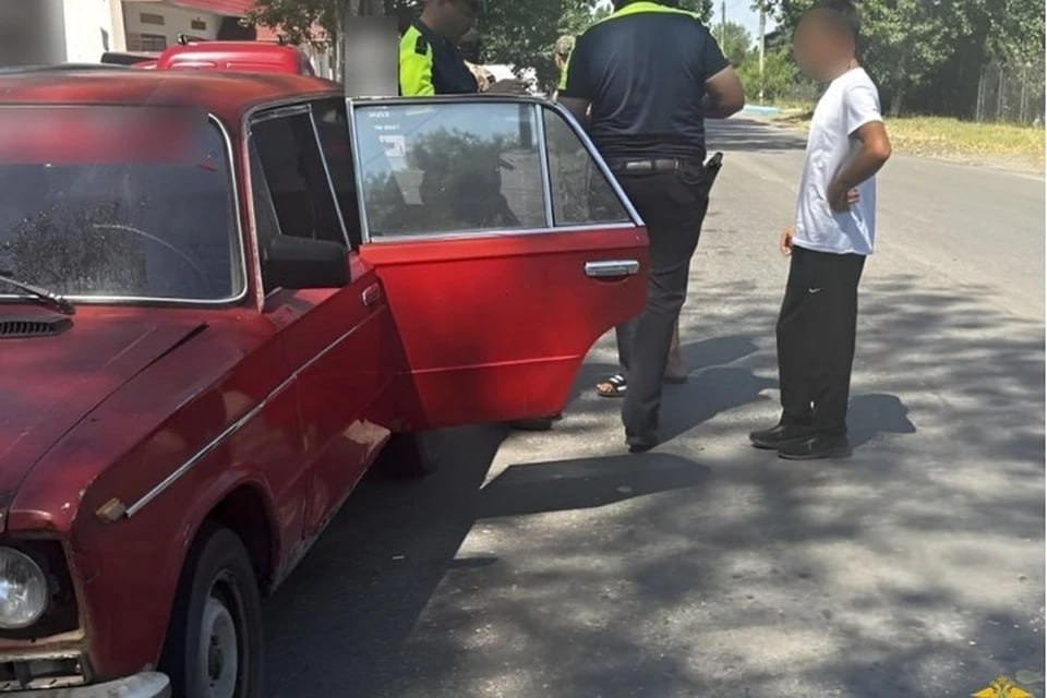 В Херсонской области госавтоинспекторы за один рейд оштрафовали семь нарушителей    Ряд грубых нарушений в области безопасности дорожного движения выявили сотрудники ДПС в Скадовском районе. Рейд им помогли провести росгвардейцы.  «Сотрудники отдельной спецроты ДПС совместно с сотрудниками регионального управления Росгвардии провели профилактический рейд на территории Скадовского округа. В ходе рейда были составлены административные материалы на трех человек, управлявших транспортным средством без прав, на водителя, который нарушил требования к перевозке детей», - сообщает ГИБДД Херсонской области.  Также во время рейда были оштрафованы три автовладельца, машины которых были слишком сильно затонированы. Госавтоинспекторы провели с остановленными водителями профилактические беседы о правилах дорожного движения.