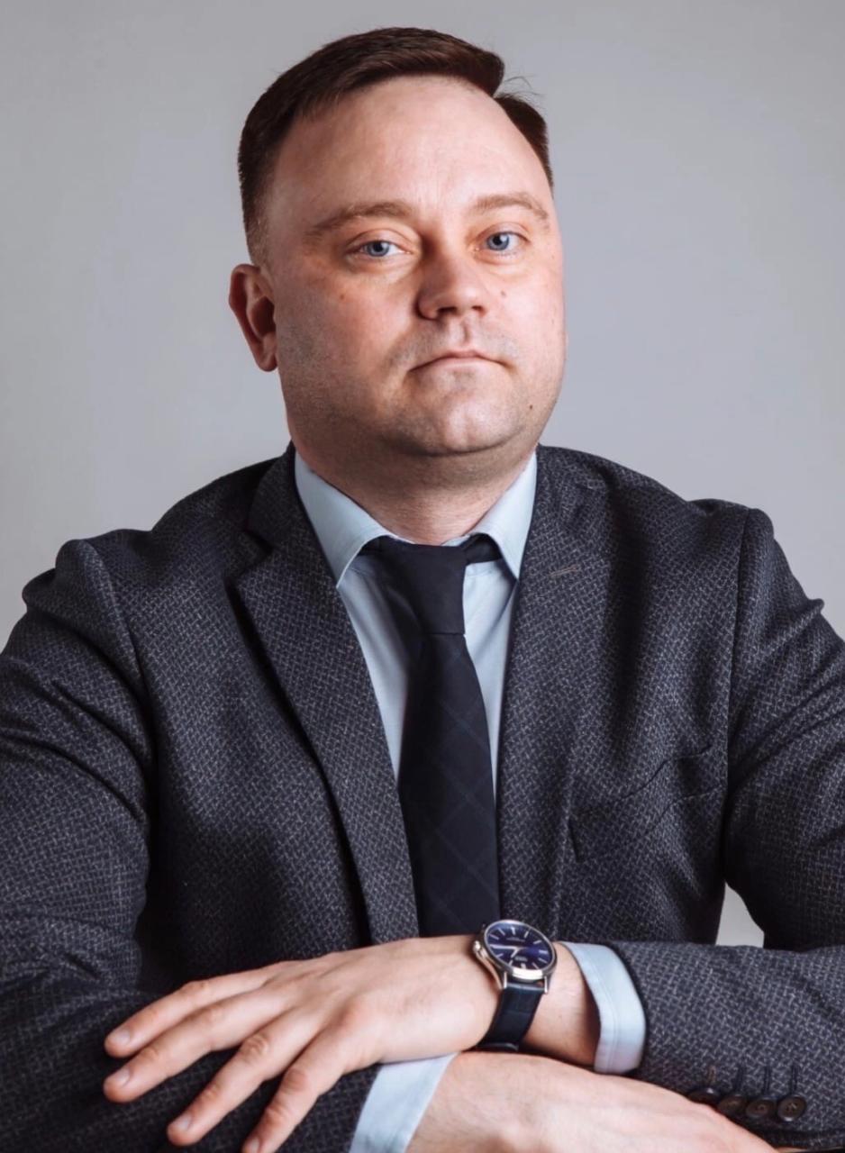Директор муниципальной компании вывел из нее свыше 400 тысяч рублей, был освобожден от уголовной ответственности и оштрафован на 80 тысяч рублей. Генеральный директор Мирнинского предприятие жилищного хозяйства Шишков Михаил 80% доли уставного капитала принадлежит МО «Город Мирный» , поддерживая дружеские отношения с руководителем подрядной организации, в мае 2022 года заключил с это компанией два фиктивных договора на предоставление услуг погрузочно-уборочной техники, по которым за якобы оказанные услуги этой организации было перечислено 405 тысяч рублей. Документы и акты выполненных работ составляли работники ООО МП ЖХ», которые, по мнению следствия, не были осведомлены о преступных намерениях своего руководителя, выполняя его указания. Тем самым, как сделало вывод следствие, Шишков, злоупотребляя своими полномочиями и используя их вопреки интересам компании, преследуя цель извлечения выгод и преимуществ для подрядной организации, умышленно вывел из оборотных средств организации основные активы на 405 тысяч рублей ч.1 ст.201 УК РФ . При рассмотрении уголовного дела в Мирнинском районном суде было установлено, что подсудимый Шишков вину признал, ущерб возместил, поэтому суд 14 мая по ходатайству заместителя начальника СО ОМВД России по Мирнинскому району Кубрака О.Г. о уголовное дело прекратил, освободил Шишкова его от уголовной ответственности и назначил судебный штраф 80 тысяч рублей. Решением Арбитражного суда РС Я от 27 января 2025 ООО «Мирнинского предприятие Жилищного Хозяйства» признано банкротом, введена процедура конкурсного производства распродажи имущества , задолженность перед кредиторами составляет пару сотен миллионов рублей, в том числе долги по налогам на сумму свыше 90 миллионов рублей. С 2017 года ООО «МП ЖХ» на основании договора с МинЖКХ РС9я выполняло функции регионального оператора по обращению ТКО по Западной зоне РС Я . PS Из решения суда следует, что гендиректор Шишков вывел из муниципальной компании свыше 400 тысяч рублей, действуя без корыстного умысла.
