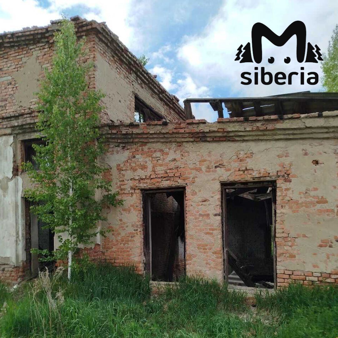 Мужчину достали из-под завала на заброшке в Новосибирской области. Бесхозное помещение рухнуло в Льнихе. Местная жительница услышала крики о помощи и позвонила в МЧС. Пожарные быстро приехали и достали пострадавшего из-под кучи строительного мусора. Его передали медикам.