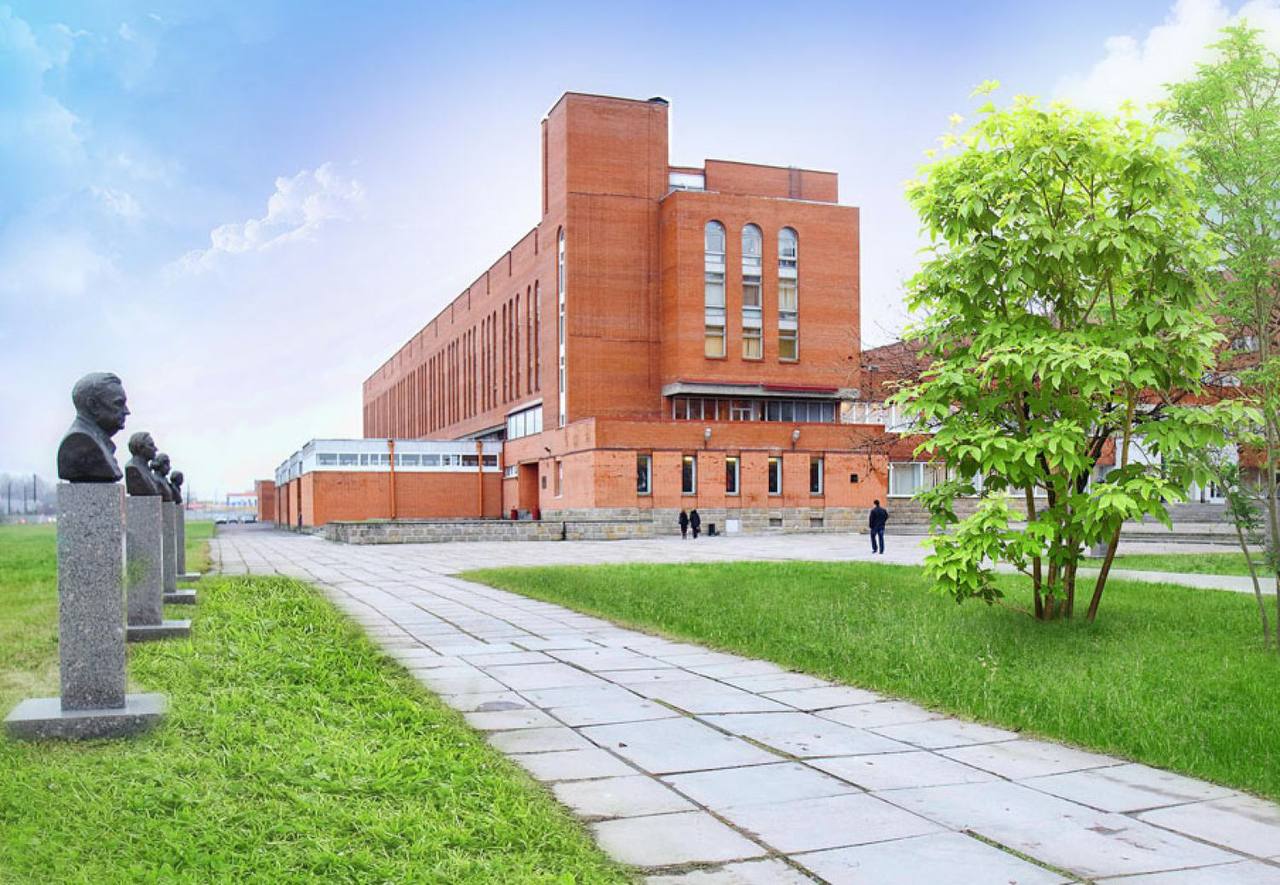 В петербургский университет профсоюзов пришли с обысками Полиция работает в здании вуза из за уголовного дела о мошенничестве По предварительным данным речь идёт о пропаже 26 млн рублей в 2021 2025 годах Деньги могли исчезнуть в период когда университет возглавлял Александр Запесоцкий Ранее здания вуза передали государству а самого Запесоцкого обвиняли в присвоении имущества и финансовых нарушениях Он свою вину отрицал