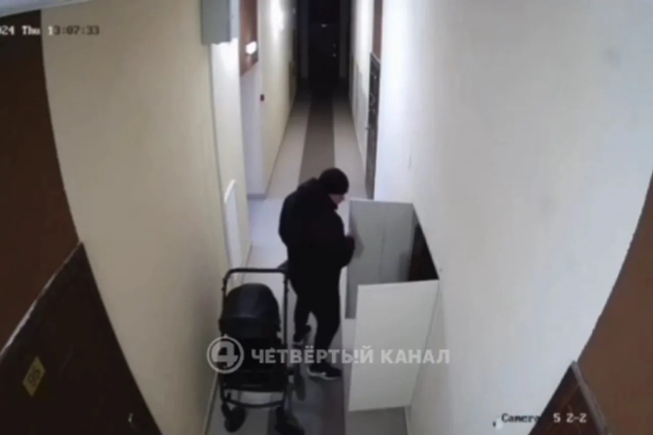 В городе спутнике Екатеринбурга соседи по этажу объявили войну слепым детям В Верхней Пышме соседи терроризируют семью с незрячими детьми сообщает Четвертый канал в МАХ На видео взрослые мужчины намеренно создают полосу препятствий чтобы причинить детям инвалидам вред По словам пострадавшей матери соседи сознательно захламляют общий коридор у их квартиры препятствуя проходу ее детей Оставляют коляску в общественном коридоре открывают дверцы ящиков рассказала женщина На записи с камеры видно что взрослые мужчины намеренно открывают дверцы настежь и уходят Коляска стоит перегораживая половину прохода в то время как соседи по словам женщины пользуются уже другой коляской vkvideo id 1167987 456240733 uralweb ru