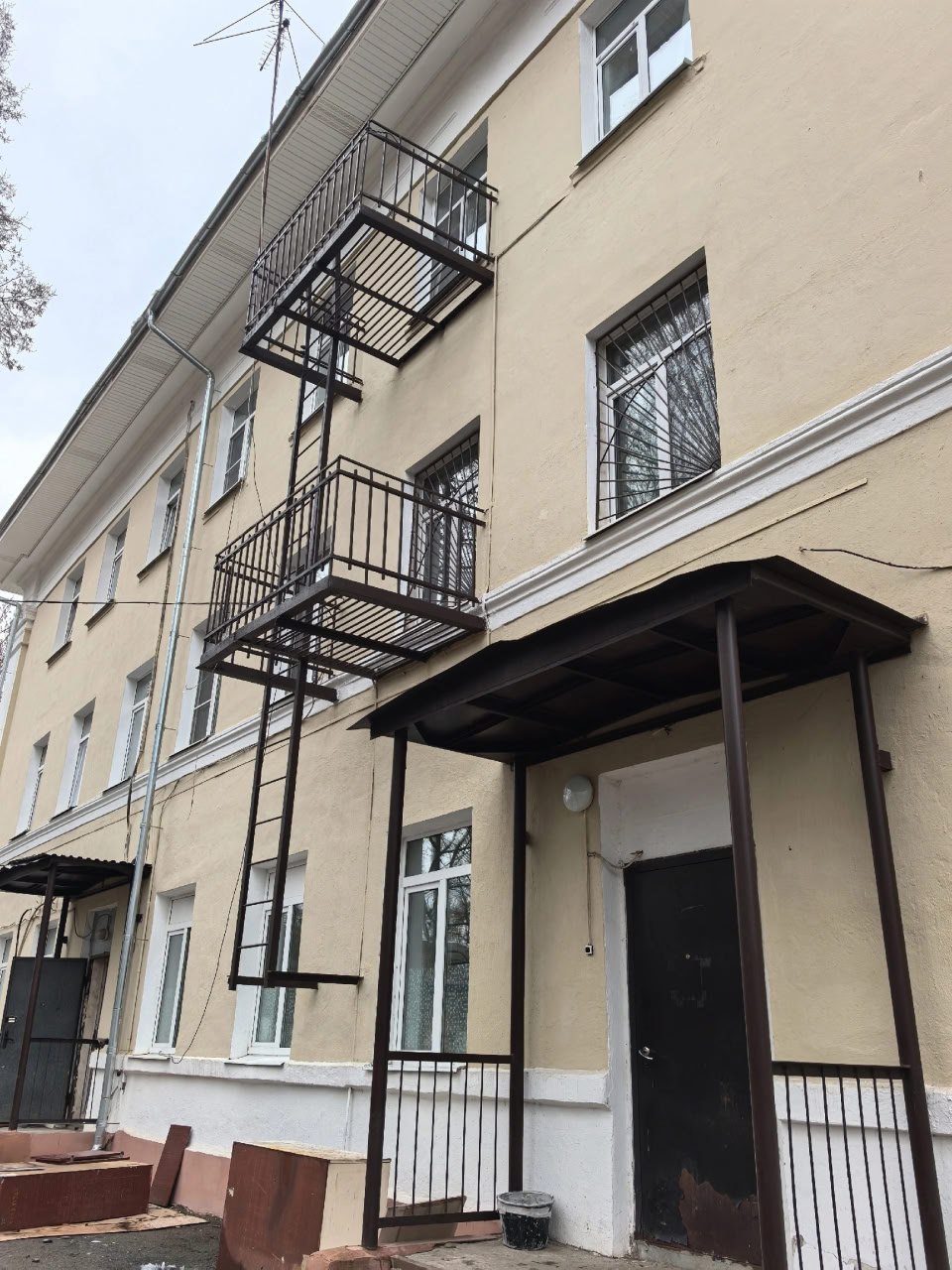 Хирургическое отделение Сокольской ЦРБ приводят в порядок На капитальный ремонт отделения выделено более 61 млн рублей. Как пояснил исполняющий обязанности главного врача Денис Софронов проведение капитального ремонта разбито на три этапа. Сделано это для того, чтобы не прерывать работу стационара, и пациенты могли продолжать лечение. Сейчас ремонтируют третий этаж. Там уже идет чистовая отделка стен и монтаж подвесного потолка в палатах. Также полностью будет заменена вся электрика, сантехника, система водоснабжения и канализации, в том числе и колодцы, которые расположены рядом со зданием. Установят и новую систему пожарной безопасности. По словам министра здравоохранения области Николая Гонтюрёва, в этом году на Вологодчине отремонтируют порядка ста объектов здравоохранения, в том числе в областных, городских, районных медицинских организациях. Модернизация медорганизаций Вологодчины осуществляется при поддержке губернатора Георгия Филимонова, а также по нацпроекту «Продолжительная и активная жизнь», инициатором которого стал Президент Российской Федерации. Правительство Вологодской области