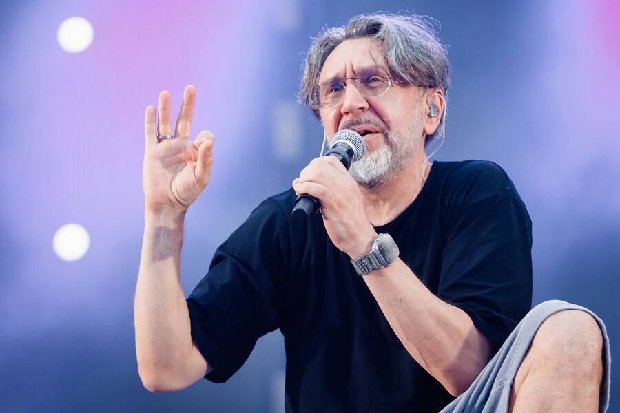 Директор Ленинграда Шахиди назвал ханжеством жалобы активистов на мат в песнях группы Организатора концерта группы Ленинград в Уфе оштрафовали за мат после обращения активиста Вячеслава Тетерина Концертный директор Ленинграда Табриз заявил Газете Ru что все выступления группы имеют ограничение по возрасту 18 и назвал подобные жалобы ханжеством Первое и самое важное это то что все наши концерты имеют возрастную категорию 18 То есть это категория граждан которая по закону имеет право находиться на концертах для взрослых думающих осознанных воспитанных хорошей музыкой Про хорошую музыку отмечу отдельно Второе и не менее важное 8 10 тысяч 16 или 50 тысяч в зависимости от вместительности площадки человек купивших билеты и с удовольствием хором поющих на концертах Шнурова для нас важнее одного пустосвята Ханжество не порок но уже и не модно вовсе Тетерин также заявил что на концерты Ленинграда ходит молодежь которая не приучена к хорошему Шахиди комментируя это заявление подчеркнул что Шнуров и его группа пример мастерства и честного отношения к своей профессии И о хорошей музыке вкус очевидно понятие растяжимое неоднозначное первый скрипичный Мендельсона или Интермеццо Брамса вы святоши не напоете и точно не сыграете но Шнуров и Ленинград и таких музыкантов в России пожалуй меньше чем пальцев на одной руке является примером безупречного мастера популярных песенных словоформ всегда исключительно живого концертного исполнения большим составом музыкантов не квартетом с кликом в ушах и синтезированными звуками аранжировки и уж точно самого честного отношения к своей профессии