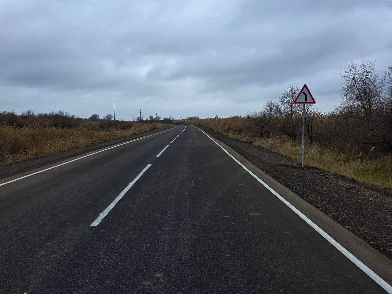 В Кизлярском районе завершен ремонт участка км 535 км 545 автодороги Ставрополь Прохладный Моздок Кизляр Крайновка в рамках нацпроекта Инфраструктура для жизни сообщает Минтранс Дагестана Дорога регионального значения обеспечивает транспортные связи населенных пунктов Кизлярского района между собой городом Кизляр и остальной частью оеспублики с выходом на федеральную трассу Р 217 На объекте проведены работы по укреплению дорожного полотна с устранением просадок и плывунов ремонт системы водоотведения усиление асфальтобетонного покрытия укрепление обочин Также проведен комплекс мероприятий по обеспечению безопасности дорожного движения установлены сигнальные столбики дорожные знаки нанесена разметка