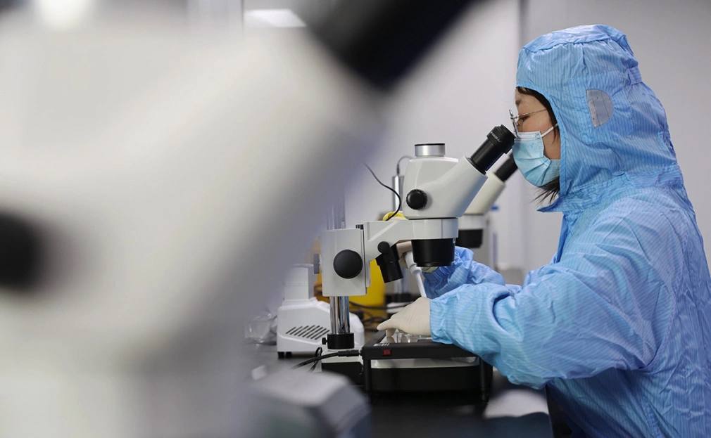 В Китае создали таблетки долголетия на основе виноградных косточек В Шэньчжэне стартап Lonvi Biosciences медицина долголетия разработал антивозрастные таблетки на основе соединения процианидин C1 PCC1 из экстракта виноградных косточек сообщает The New York Times Метод основан на исследованиях показавших что PCC1 продлевает жизнь мышей Главный технический директор компании Лю Цинхуа заявил Дожить до 150 лет определенно реально Через несколько лет это станет реальностью vesti az