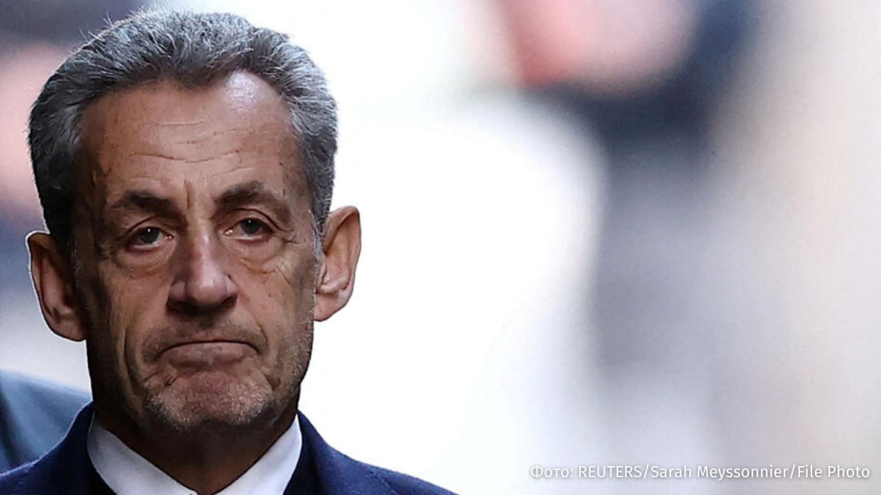 Экс президент Франции Николя Саркози назвал жизнь в тюрьме тяжелым и изнурительным кошмаром По данным телеканала BFMTV на сегодняшнем заседании прокуратура при суде запросила его освобождение из тюрьмы под судебный надзор Согласно источнику экс президенту будет запрещено контактировать с другими фигурантами дела по которому он был приговорен Агентство France Presse пишет что выступая по видеосвязи Саркози отметил что не ожидал оказаться в тюрьме в возрасте 70 лет вновь заявив о невиновности Это тяжело это очень тяжело безусловно для каждого заключенного Я бы даже сказал что это изнурительно Я хочу отдать должное сотрудникам тюрьмы которые проявили исключительную человечность и сделали этот кошмар потому что это кошмар терпимым сказал он  Бывший лидер Франции отбывает пятилетний срок в парижской тюрьме Сантэ по делу о ливийском финансировании предвыборной кампании в 2007 году Ранее сообщалось что Саркози отказывается есть тюремную еду из за боязни отравления Также он столкнулся с издевательствами со стороны сокамерников в первую ночь в тюрьме его обзывали из за роста и мешали спать IZ RU в Telegram в MAX