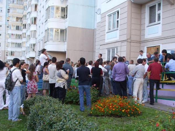 Госдума планирует упростить смену управляющих компаний в многоквартирных домах В ближайшее время в Думу будет внесен законопроект о снижении с 50 до 25% кворума для проведения повторного собрания собственников многоквартирного дома по отдельным вопросам. Среди этих вопросов — выбор управляйки. Не секрет, УК часто пользуются тем, что жильцы элементарно не в состоянии собраться в кучу для решения важных для них вопросов. Жалуются, пишут письма, но вместо того, чтобы взять решение проблемы в свои руки, сидят и терпят. Логично, что 25% жильцов собрать проще, чем 50%.