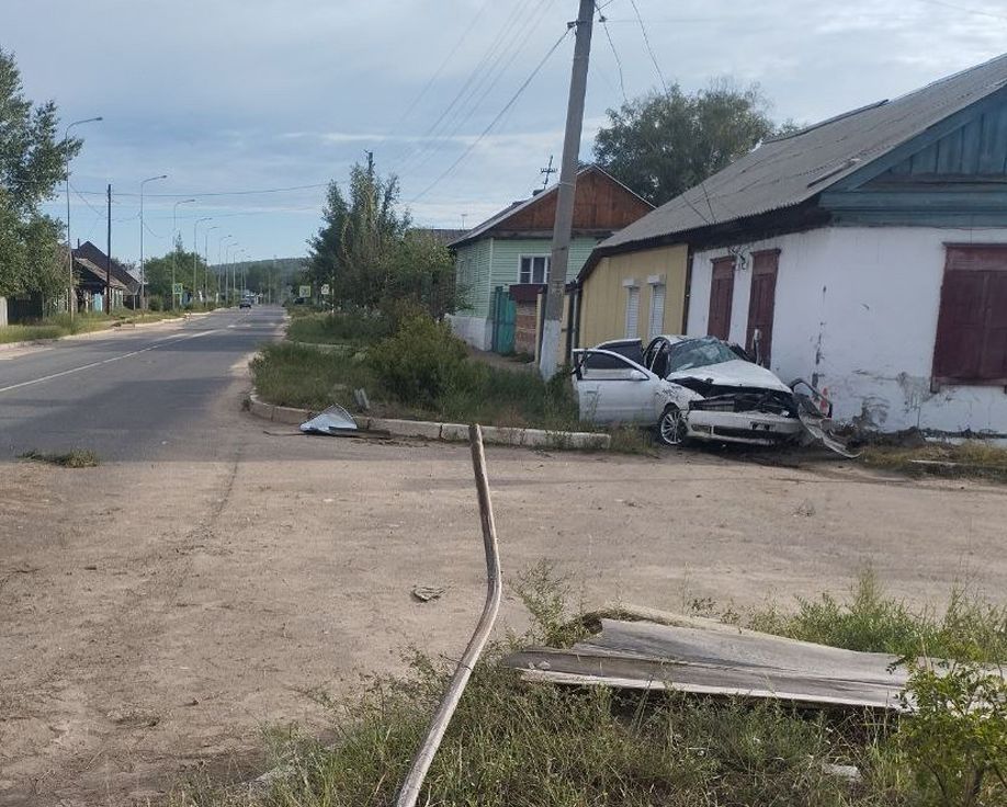 В Бурятии 19-летний водитель врезался в дом и погиб  Крупное ДТП случилось в Кяхте в субботу около 5 часов утра. Как сообщили в ГИБДД, на улице Ленина 19-летний водитель «Тойоты Кресты», не имеющий прав, не справился с управлением и врезался в жилой дом.  #Бурятия  Подробности в «Номер один»       Сообщить нам свою новость можно по кнопке:       Письмо в редакцию