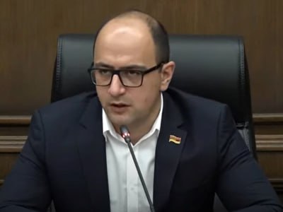 Премьер-министр Армении Никол Пашинян - политический труп. Об этом в ходе традиционных брифингов в Национальном Собрании заявил 30 мая оппозиционный депутат, член Республиканской партии Армении Айк Мамиджанян, комментируя резонансные заявления главы Правительства в адрес служителей Армянской Апостольской Церкви. «И поскольку труп не был убран вовремя, он начал вонять. В первую очередь это наша вина. Это мы виноваты в том, что сей политический труп все еще не убран», - сказал Мамиджанян. Он, в частности, напомнил, что духовный лидер Азербайджана еще 22 мая начал кампанию против Армянской Апостольской Церкви, и уже 29 мая премьер-министр Армении принял данную «эстафету». «Знайте, то, что это увидели мы – еще ничего. Но я очень хочу, чтобы сегодняшний пост прочли члены правящей партии «Гражданский договор», подавляющее большинство которых, несомненно, крещены в Армянской Апостольской Церкви. Многие из них провели венчание в церкви и полагаю, в самые тяжелые моменты своей жизни обращались к вере, религии и церкви. Пускай прочитают все те, кто сейчас делают все, чтобы остаться у власти. Это и силовики, и правоохранительная система в целом», - отметил оппозиционер.