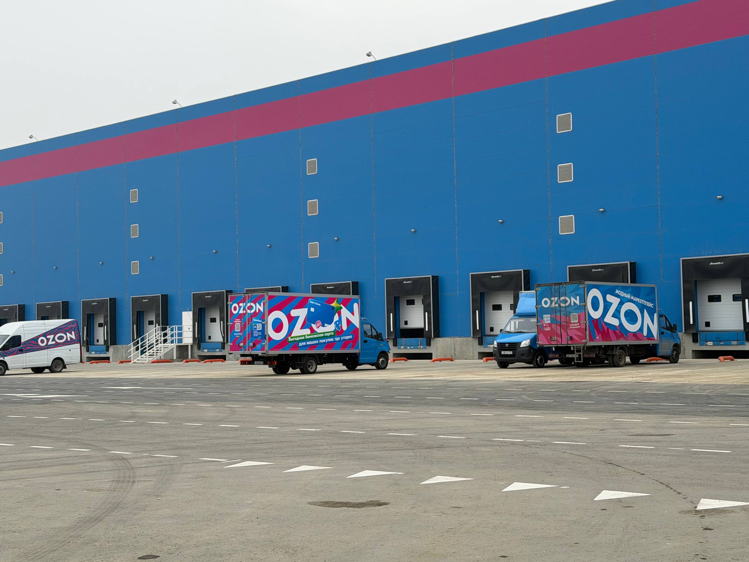 В Дагестане проходит торжественная церемония открытия первой очереди логистического комплекса OZON В его работе принимают участие Глава РД Сергей Меликов Вице президент по взаимодействию с органами государственной власти компании Ozon Дмитрий Ким Президент группы компаний Ромекс Group Алексей Прокопенко Фото РИА Дагестан Рустам Каниев