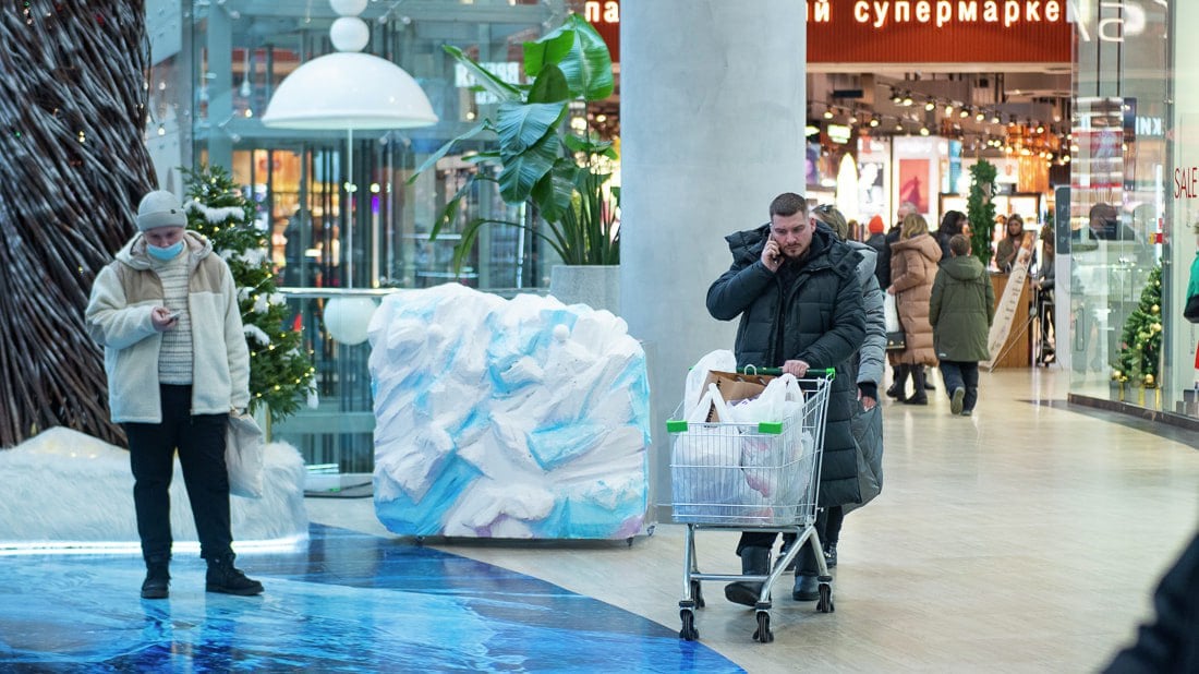 Все прижались: предновогоднего ажиотажа не ждут в хабаровских ТЦ  Ближе к праздникам в торгово-развлекательных центрах обычно фиксируется повышенный трафик. Но сейчас из-за скачков курса доллара и роста цен на товары и услуги есть вероятность, что многие предпочтут экономить. Сохранился ли праздничный спрос у хабаровчан и присутствует ли у них новогоднее настроение, мы узнали у эксперта.    Прочитать статью полностью