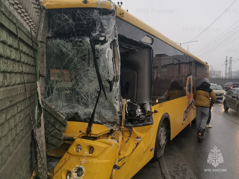 На проспекте Фрунзе в Ярославле автобус врезался в бетонный забор  ДТП произошло на полосе движения из центра города, между  1-й Приволжской и железнодорожным виадуком. Там в 7:30 столкнулись автобус, грузовик с прицепом и трактор.  «По предварительным данным пострадавших нет»,— сообщили в УМВД.  Из-за аварии образовалась пробка как на проспекте Фрунзе, так и на Московском проспекте.  Присоединяйтесь к Telegram-каналу «Ъ-Ярославль»