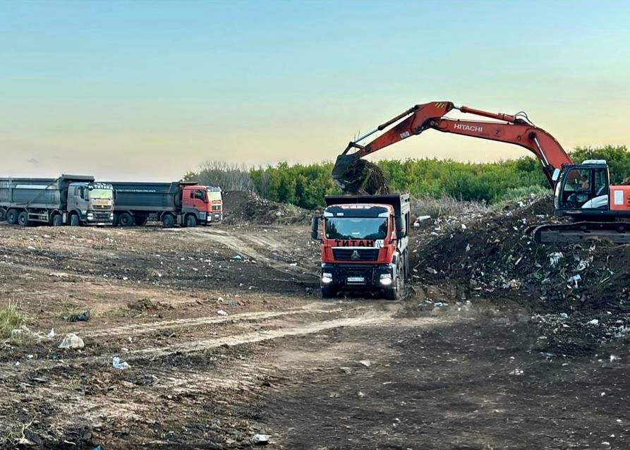 В Самарской области ликвидирована 21 несанкционированная свалка В 2025 году из областного бюджета было выделено более 90 миллионов рублей на уборку 21 свалки в Тольятти Богатовском Большеглушицком Красноярском и Приволжском районах В общей сложности было вывезено 124 тысячи кубометров мусора Планы по борьбе с мусором не заканчиваются В следующем 2026 году на эти цели уже заложено еще 39 миллионов рублей Средства помогут ликвидировать 18 свалок в Самаре Сызрани Чапаевске Октябрьске Большеглушицком Шигонском и Борском районах Власти региона работают над проблемой комплексно По словам министра природных ресурсов и экологии Самарской области Артема Ефимова одно из ключевых направлений навести порядок со строительным мусором Мы должны прийти в ту точку когда человек начиная или заканчивая ремонт брал бы телефон открывал приложение нажимал одну кнопку и к нему приезжал бы цивилизованный лицензируемый перевозчик И вывозил бы строительные отходы за экономически обоснованное вознаграждение Это должна быть очень понятная и удобная система Мы в этом направлении идём прокомментировал Артем Ефимов Кроме того областное правительство помогает муниципальным районам методически и повышает экологическую грамотность населения Небольшие несанкционированные свалки муниципалитеты убирают самостоятельно за счет своих бюджетов В прошлом году таким образом ликвидировали 75 объектов а в текущем работа продолжается Самые крупные объекты представляющие серьезную экологическую угрозу планируется убирать в рамках федерального проекта Генеральная уборка От Самарской области в него хотят включить 7 объектов в Самаре Тольятти и Сызрани Отдельная задача очистка от мусора земель сельскохозяйственного назначения На недавнем совещании с участием представителей Россельхознадзора природоохранной прокуратуры и муниципалитетов обсуждали как усилить эту работу По данным на сегодня на контроле у Россельхознадзора находится 32 свалки на землях сельхозназначения общей площадью более 26 гектаров Они расположены в десяти районах области В этом году объявлено 394 предостережения правообладателям земельных участков и выдано 17 предписаний по ликвидации свалок Составлено и направлено в суд 9 протоколов об административной ответственности за неисполнение предписаний в срок два собственника привлечены к административной ответственности в виде штрафа сообщил врио руководителя управления Россельхознадзора Джамбула Исмагулов Суды удовлетворили требования прокуратуры о ликвидации свалок на десяти земельных участках Муниципалитетам также вынесли два представления для исправления ситуации Пресс служба Правительства Самарской области ГТРК Самара MAX lВК lОК lСАЙТ