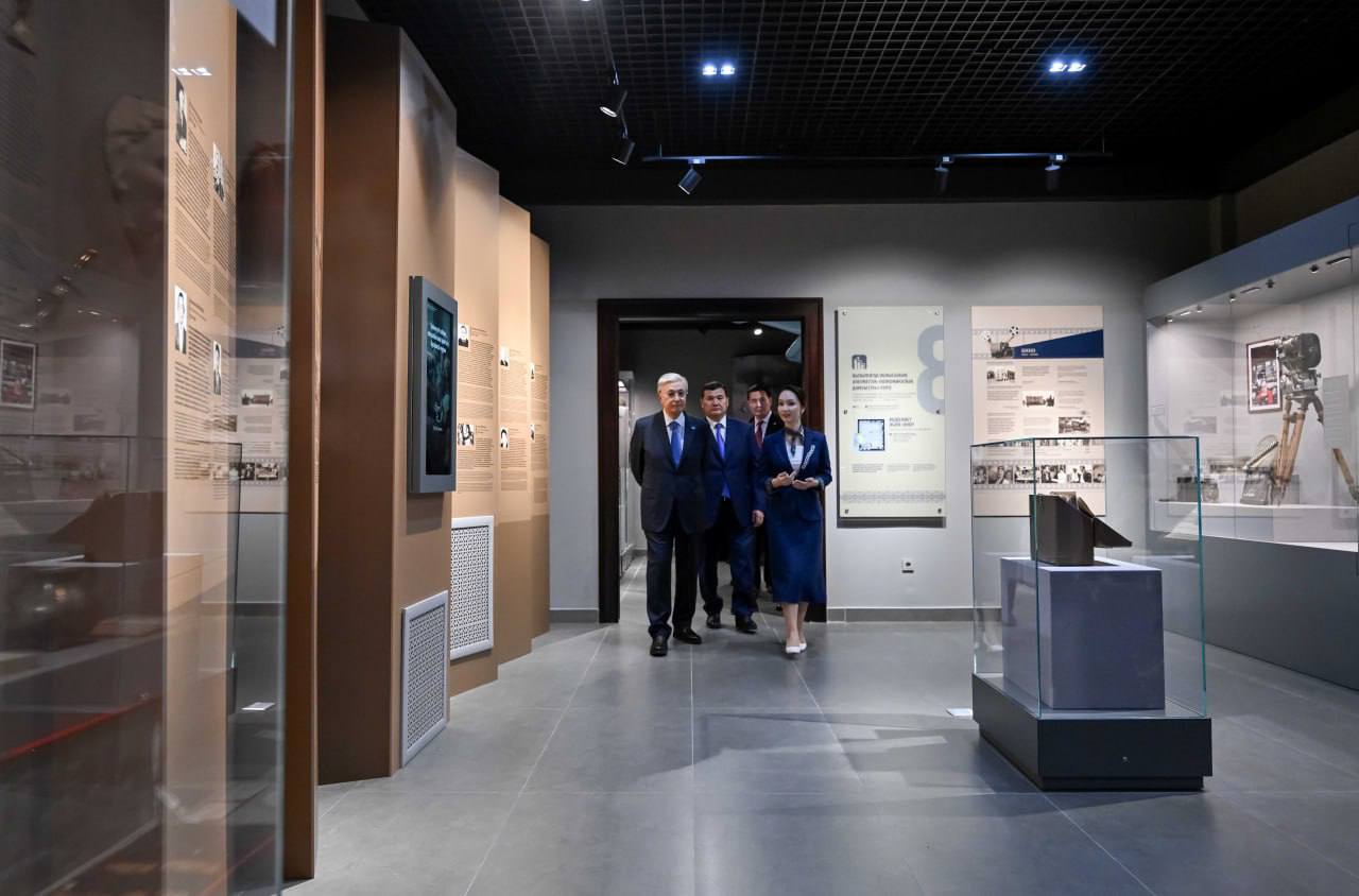 Глава государства посетил историко краеведческий музей Кызылординской области Президент ознакомился с историко культурным наследием региона осмотрел залы посвященные археологии этнографии прошлому и современной жизни Казахстана Здание музея было построено летом нынешнего года Для посетителей открыты 12 тематических залов В настоящее время музейный фонд насчитывает около 70 тысяч экспонатов