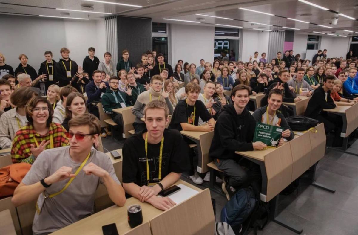 Российская олимпиада по промышленной разработке выходит на международный уровень Интеллектуальное состязание для старшеклассников PROD теперь пройдет на двух языках русском и английском К участию приглашаются школьники 8 11 классов со всего мира PROD первая в мире практикоориентированная олимпиада по промышленной разработке для школьников где участников ждут настоящие задачи от IT компаний командная работа и возможность создать собственные приложения и сервисы Соревнования организуют Группа Т Технологии Т Банк и Центральный университет при поддержке факультета компьютерных наук НИУ ВШЭ