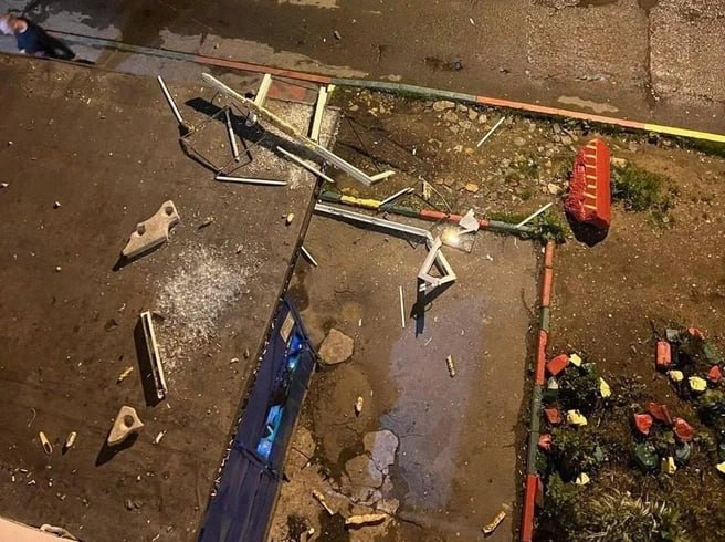 Во Владивостоке на улице Некрасовской нетрезвый мужчина устроил погром во дворе жилого дома, сообщил Telegram-канал NBS24. По словам очевидцев, сначала он валялся на земле и громко кричал, а затем начал ломать припаркованные автомобили — отрывал дворники и разбил лобовое стекло одной из машин. На этом он не остановился: забежав в подъезд, с ноги выбил окно вместе с рамой. В настоящее время злоумышленника разыскивает полиция. Жильцы дома обеспокоены случившимся и надеются на скорое задержание нарушителя. Подписаться