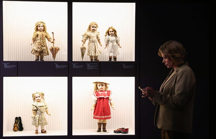 Выставка Августейшие Куклы открылась в Пушкинском музее В числе экспонатов набор из кукол подаренный семье императора Николая II в ходе его визита во Францию в 1896 году Мало кто знает что это не просто игрушки Куклы выполняли исключительную роль в воспитании в том числе августейших особ Мальчики и девочки учились этикету учились одеваться И потом мы понимаем что когда на таких примерах прекрасных тебя воспитывают ты привыкаешь к красоте сказала на открытии журналистам директор Пушкинского музея Ольга Галактионова Фото Артем Геодакян ТАСС interfaxonline