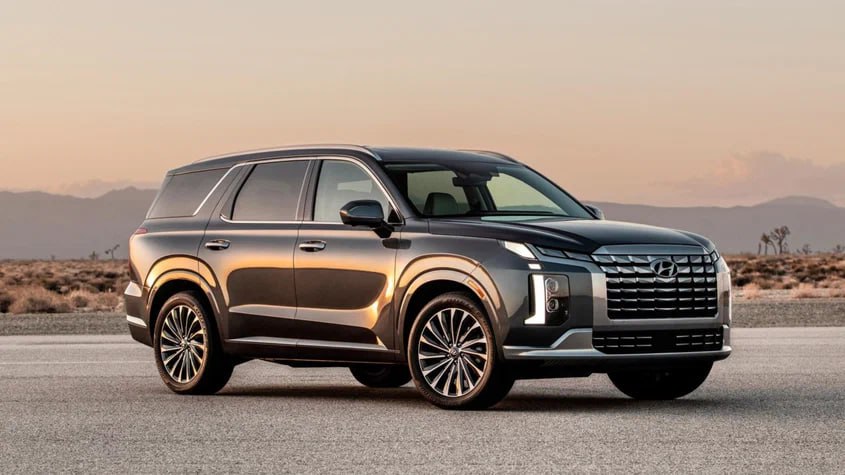 Почти 570 тысяч Hyundai Palisade отозвали из за дефекта ремней безопасности В США объявлен отзыв кроссоверов 2020 2025 года выпуска выявлен дефект в пряжках и замках ремней безопасности сообщает Reuters Кампания затрагивает 568 850 экземпляров Palisade Пряжки ремней ненадёжно фиксируются в замках в случае столкновения они могут выскочить Дефект выявлен на сиденьях первых двух рядов Интересно что Национальное управление безопасности дорожного движения США NHTSA начало расследование проблемы ещё в августе прошлого года Однако производителю потребовалось больше года чтобы подтвердить её и выработать решение Известно о 546 жалобах владельцев машин однако к счастью нет ни одного пострадавшего autoruonline