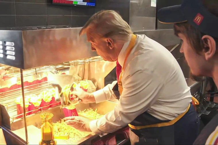 СEO сети ресторанов быстрого питания McDonald s Крис Кемпчински пожаловался на снижение популярности американских брендов на фоне политики президента США Дональда Трампа Аура вокруг Америки немного потускнела сказал Кемпчински в интервью телеканалу CNBC добавив что компания отслеживает как потребители по всему миру воспринимают США и бренд McDonald s Ранее опрос американского исследовательского центра Пью выявил что рейтинг США упал как минимум в 15 зарубежных странах по сравнению с прошлым годом в частности падение на 20 процентных пунктов было зафиксировано в Польше Канаде Мексике и Швеции