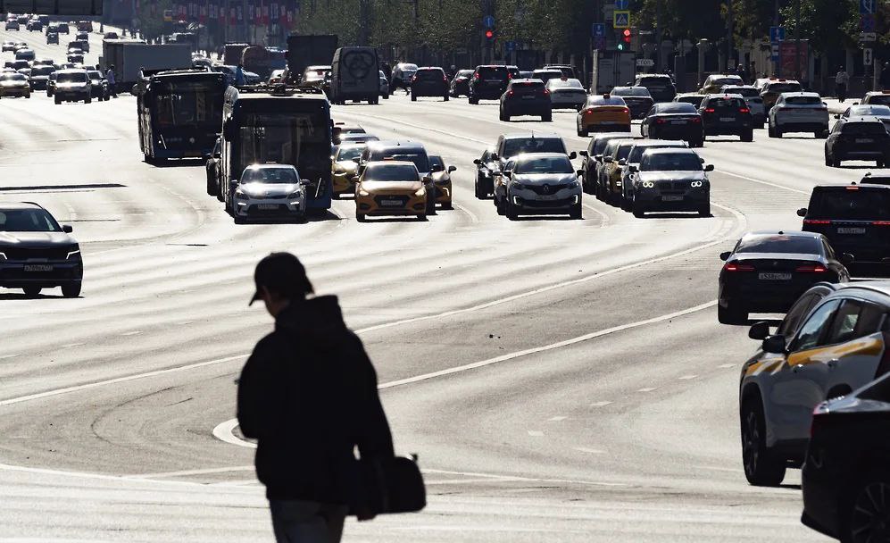 Средство передвижения в остатке как по закону перегнать к месту продажи автомобиль без техпаспорта Верховный суд РФ ВС рассмотрит вопрос об условиях выдачи транзитных номеров на автомобиль без ПТС никогда не стоявший на учете в РФ По иску предпринимательницы купившей такие машины на аукционе таможенного конфиската арбитражные суды обязали ГИБДД оформить госномера для перегона автомобилей к месту продажи Однако ведомство настаивает что без ПТС нельзя проверить безопасность автомобилей которые могут быть годными остатками транспортных средств передвигаться на которых нельзя Решать кто прав будет экономколлегия ВС сообщает Коммерсант PROtransport