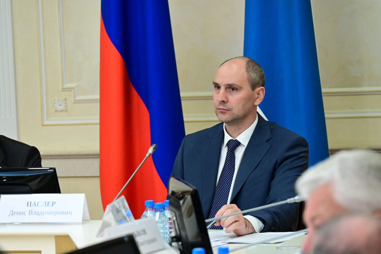 Руководитель Свердловской области Денис Паслер вновь обсудил с членами правительства вопрос о привлечении инвестиций в Свердловскую область  Часть из озвученных инициатив не была реализована, была заморожена или перешла в другие регионы.  «Когда мы говорим о работе министерства — важно не создавать иллюзию активности, а действительно вести процессы, быть в курсе каждого шага инвестора», — написал Денис Паслер в своем telegram-канале.  Глава региона поручил министру инвестиций и развития Свердловской области Вадиму Третьякову лично проконтролировать ситуацию и усилить работу по привлечению внешних компаний на Средний Урал. Денис Паслер также подчеркнул необходимость персональной ответственности.    Павел Ворожцов, «Областная газета»   Подписаться на «ОГ» Прислать новость Поддержать канал