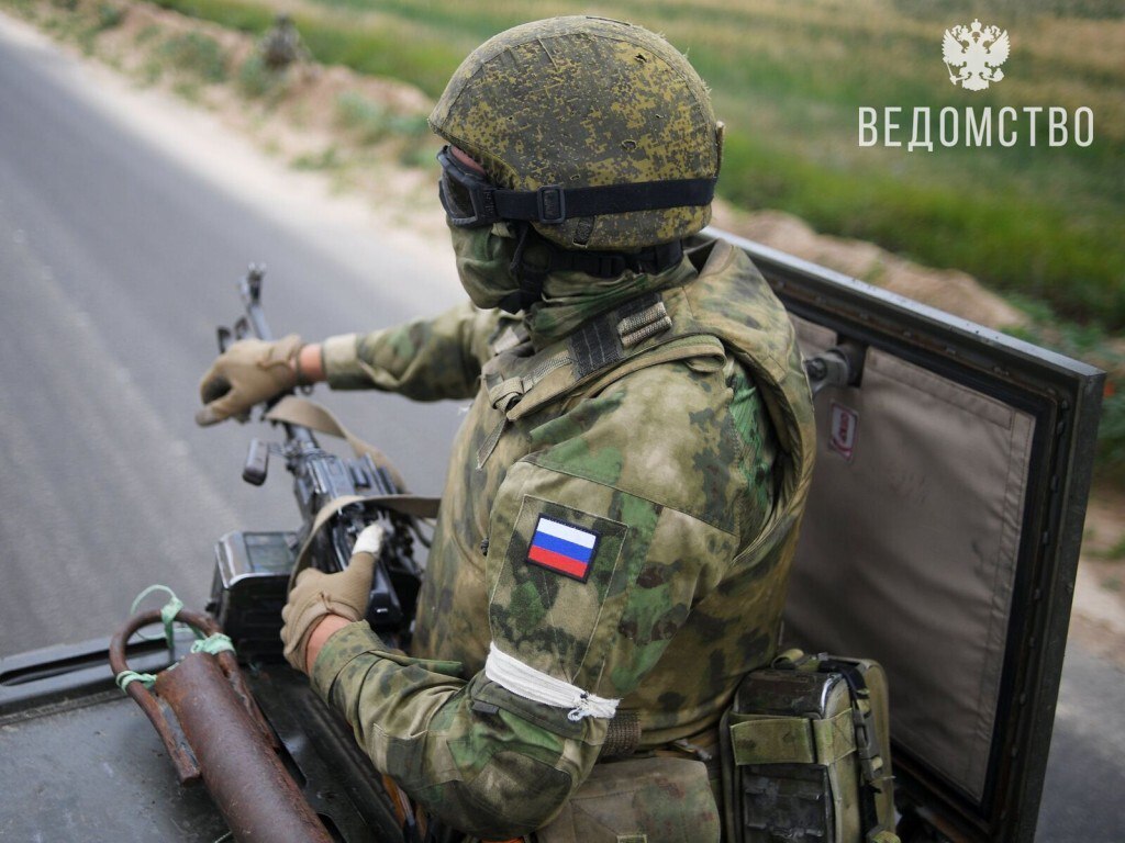 Сенаторы направили в Госдуму три законопроекта, направленные на дополнительную поддержку участников СВО и членов их семей, сообщили в Совфеде. Так, предлагается дать военнослужащим право на бесплатный проезд к месту прохождения военно-врачебной комиссии и обратно. Второй законопроект касается права на бесплатное поступление на обучение в пределах выделенной квоты без проведения вступительных испытаний членам семей погибших участников СВО. Третий законопроект наделяет достигших 18 лет детей участников СВО правом на компенсации и льготы в период между окончанием обучения в школе и поступлением в колледж, техникум и вуз до 1 сентября. Ведомство Письма Героям Отправить своё письмо