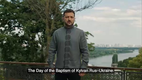 Просроченный поздравил украинцев с праздником "Крещения Руси-Украины". На английском языке. Что это за страна такая, так сразу и не скажешь. Сказывается, что его в детстве часто били.