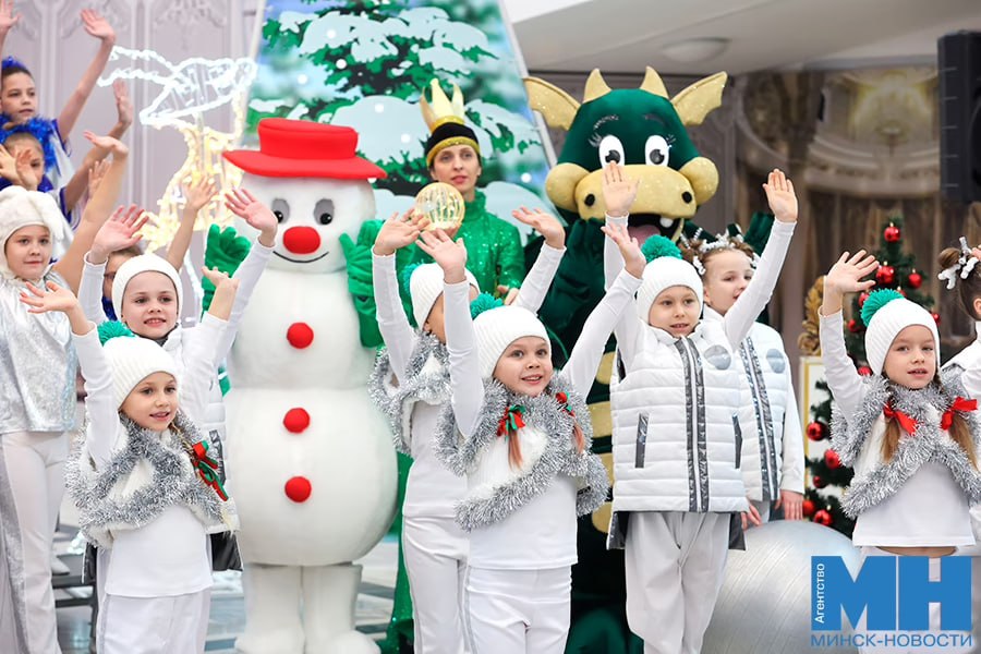 Акция Наши дети пройдет в Беларуси с 15 декабря по 14 января В 2025 м старт акции пройдет в Гомельском дворцово парковом ансамбле Будет организован телемост со всеми областями Беларуси На Главную елку страны пригласят 2 370 детей от 8 до 14 лет из социально уязвимых категорий со всей республики Также пройдет Новогодний бал во Дворце Независимости в котором примут участие 335 одаренных учащихся Минск Новости MINSKNEWS BY Telegram Viber FB VK Inst TikTok YouTube