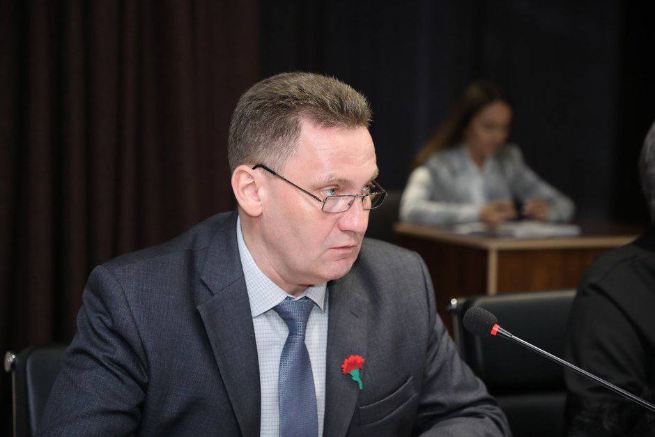 Прокуратура Татарстана требует уволить сити менеджера Бугульмы Михаила Конкова по утрате доверия О грядущей отставке главы исполкома Бугульмы сообщают источники Реального времени Вопрос уже внесён в повестку сессии горсовета Основания всплыли в ходе расследования одного из уголовных дел когда выяснилось что ремонт личного автомобиля сити менеджера оплачивала крупная стройфирма Причем её директор получатель миллиардных госконтрактов с августа находится под арестом по делу о предполагаемой даче взятки на 143 млн рублей Пост руководителя исполкома Бугульмы Михаил Конков занял 10 лет назад успев поработать до прихода на муниципальную службу в целом ряде местных компаний начиная с хлебозавода где будущий сити менеджер в 1994 м был главным снабженцем За плечами у чиновника дипломы КХТИ и КГАСУ по специальностям Машины и аппараты химических производств и предприятий стройматериалов и Промышленное и гражданское строительство До назначения главой исполкома три года руководил отделом ЖКХ транспорта дорожного хозяйства и связи в исполкоме Бугульминского района После ухода в отставку мэра Линара Закирова и избрания Дамира Фаттахова сити менеджер Бугульмы Михаил Конков сохранил свои позиции Но завтра вопрос о его досрочной и отнюдь не почётной отставке будет решаться на сессии горсовета