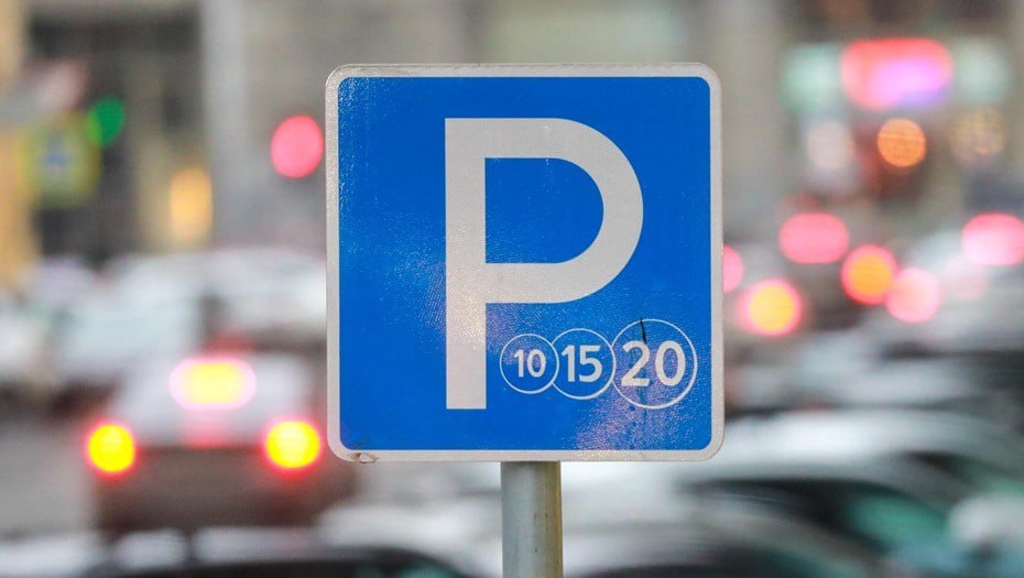 Бесплатные парковки у больниц и школ в Петербурге не появятся В ЗакСе сегодня жёстко прошлись по законопроекту Справедливой России который предлагал сделать бесплатными парковки у социальных объектов по всей стране Итог единогласное против Звучало красиво защита граждан доступность больниц никакой социальной напряжённости Но на деле говорят депутаты получился сырой и популистский текст который всё только испортит К примеру непонятно что считать объектом социального назначения Если это больницы и школы ладно А если в это понятие попадёт вся улично дорожная сеть Тогда платная парковка в центре просто перестанет существовать Депутат Макаров вообще назвал инициативу предвыборным пиаром и предложил не пытаться её доработать а отклонить целиком Что ещё не так с формулировками почему бесплатно не значит доступно и какие идеи предлагают взамен читайте в материале ДП Сергей Коньков Подписаться на ДП в Telegram MAX