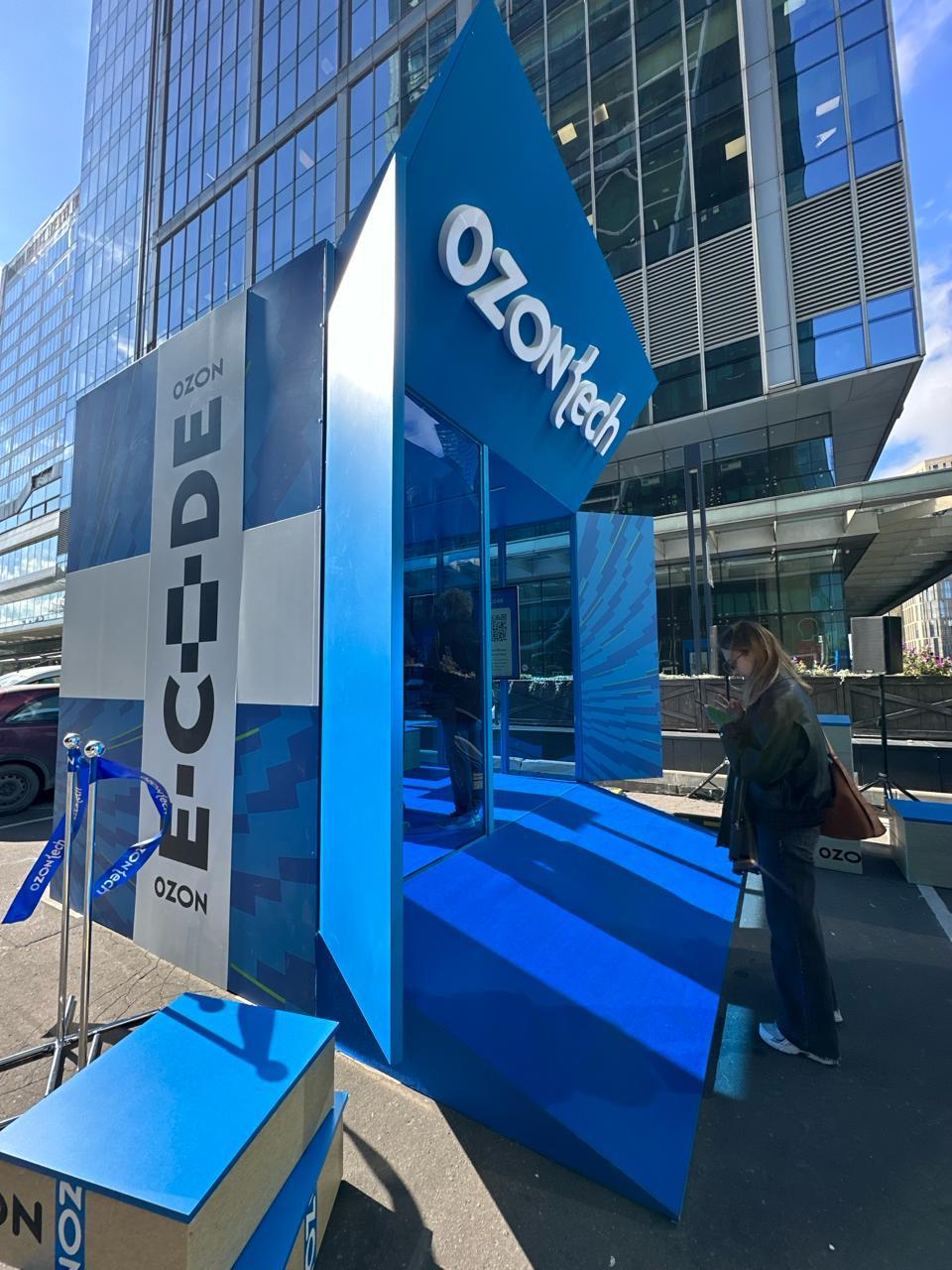 В Москва Сити появилась коробка от Ozon Tech Так бигтех приглашает на E CODE главную IT конфу осени Снаружи арт объект Внутри экраны с играми а за правильные ответы дают баббл ти и вафли Заглянуть можно 4 и 5 сентября до 20 00 прямо у метро Деловой центр