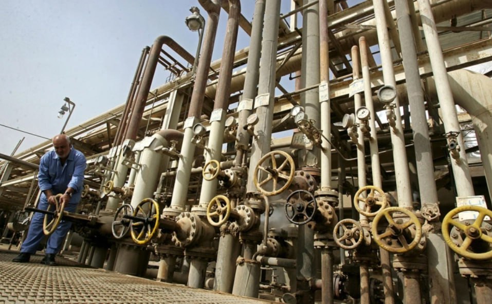 Министерство нефти Ирака начало переговоры с американскими компаниями для передачи одной из них в управление крупнейшего в стране месторождения Западная Курна 2 в разработке которого сейчас участвует попавший под санкции США ЛУКОЙЛ говорится в заявлении ведомства Передача управления нефтяным месторождением Западная Курна 2 американской нефтяной компании отвечала бы взаимным интересам способствовала бы стабильности мировых рынков и обеспечила бы непрерывность добычи иракской нефти сохранение доли рынка и национальных доходов Там также указано что права на разработку будут предоставлены компании которая победит в конкурсе С кем ведутся переговоры об участии в нем не уточняется Фото Muhannad Fala ah Getty Images РБК в Telegram и MAX