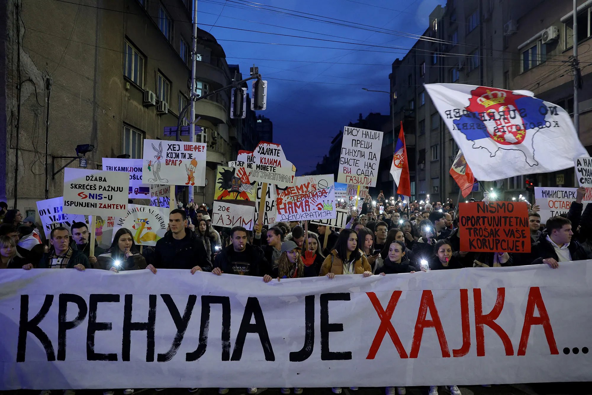 Вучич стремится к перестановкам в правительстве, чтобы успокоить массовые протесты. По словам Вучича, более половины членов кабинета министров будут заменены. - [статья]          Президент и его правящая партия столкнулись с самым серьезным вызовом за десятилетие.   Bloomberg