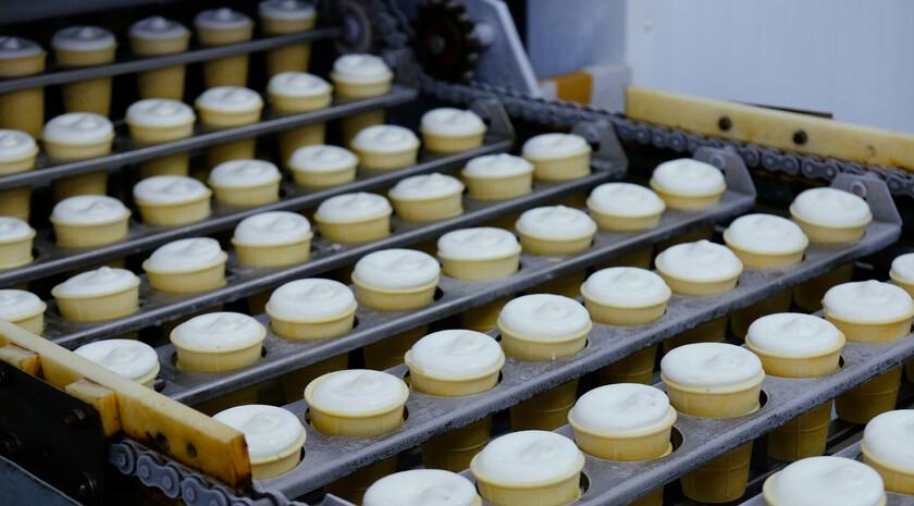 Первым региональным брендом в ЛНР стало Луганское мороженое географическое указание зарегистрировано в Роспатенте Об этом сообщили в федеральном органе Луганское мороженое как географическое указание в Роспатенте зарегистрировал Луганский хладокомбинат проинформировали в организации Отмечается что первый региональный бренд ставший визитной карточкой Луганской Народной Республики отличается уникальным вкусом и воплощает в себе столетнюю историю опыт четырех поколений мастеров кондитеров Производится из натурального молока и сливок от сертифицированных фермерских хозяйств северной части ЛНР Теперь делать мороженое с таким названием могут только местные производители по традиционным рецептам которые присоединились к ГУ через регистрацию в Роспатенте добавили в ведомстве