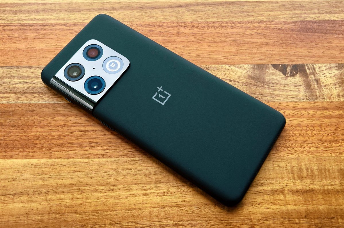 Неисправленная уязвимость в устройствах OnePlus позволяет любым приложениям читать SMS Специалисты Rapid7 обнаружили уязвимость в нескольких версиях OxygenOS ОС на базе Android использующейся в устройствах OnePlus Баг позволяет любому установленному приложению получать доступ к данным и метаданным SMS сообщений без разрешений и взаимодействия с пользователем   xakep ru 2025 09 25 oneplus sms