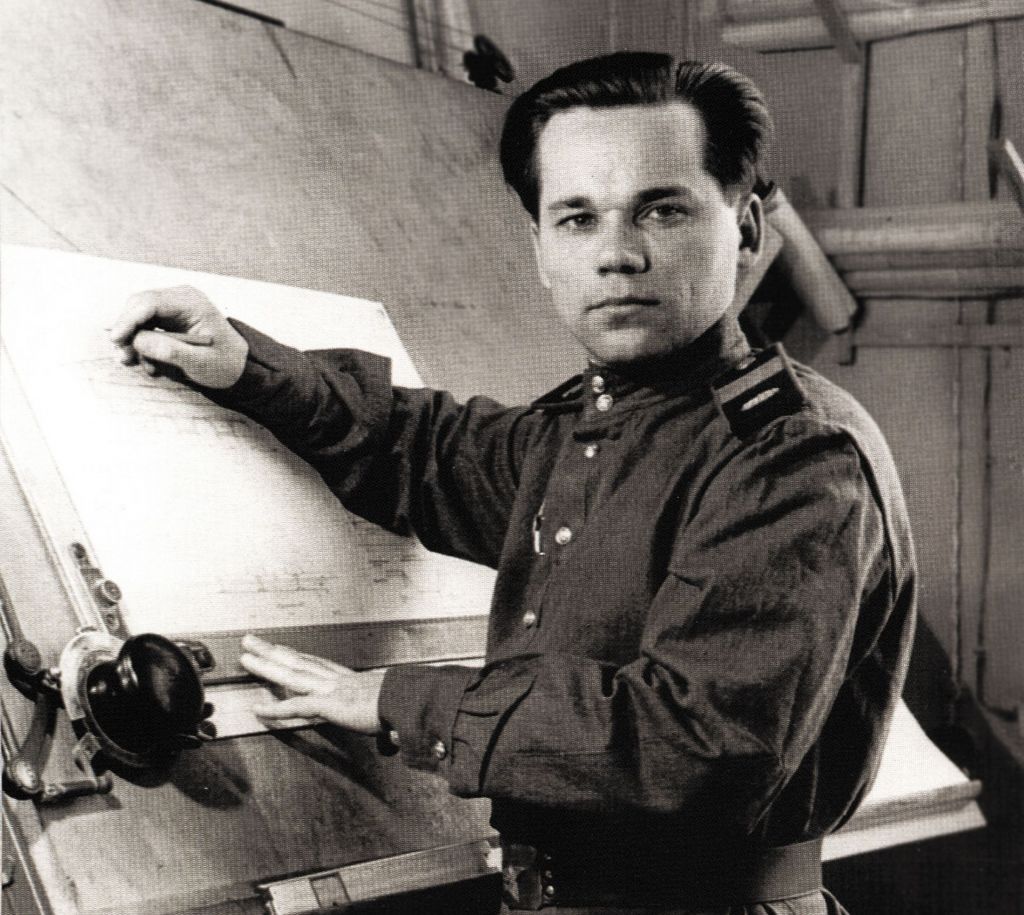 Безымянную вершину в горах Северной Осетии предложили назвать в честь Михаила Калашникова Имя советского конструктора стрелкового оружия Михаила Калашникова может быть присвоено безымянной вершине в Алагирском районе Соответствующее предложение поступило от Межрегионального общественного фонда имени Калашникова Депутаты поддержали инициативу сообщается на сайте республиканского парламента Добавим Михаил Калашников создатель самого популярного в мире автомата Калашникова АК Во времена Великой Отечественной войны Калашников принимал участие в боях против немецко фашистских захватчиков на Брянском направлении командовал экипажем танка Т 34 После ранения и контузии в 1941 году попал в военный госпиталь во время лечения он изготовил первый примитивный чертёж пистолета пулемёта АК 47 принёс Михаилу Калашникову всемирную известность Автомат был принят на вооружение в 55 странах по простоте устройства и надёжности действия АК считается одним из лучших образцов стрелкового оружия Фото сайт Редкина 1949 год Источник Информационный сайт по Ижевску iz article Подписывайтесь на наш канал в MAX